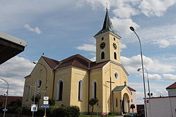 254px-Lišov-kostel2013d